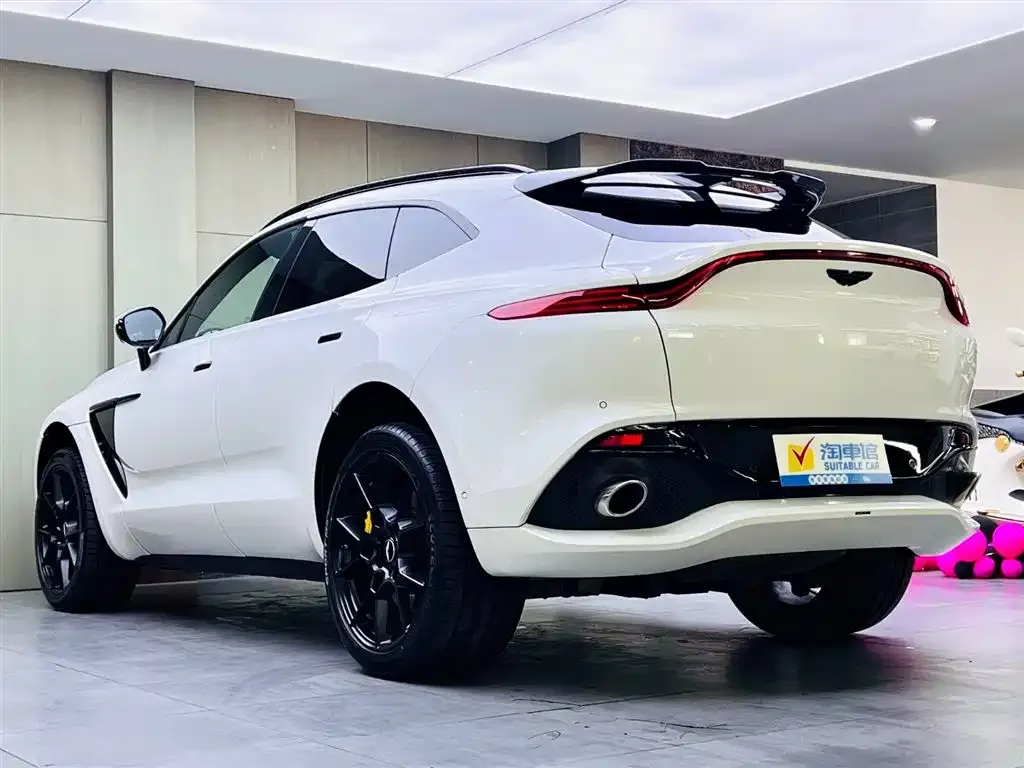 Aston Martin DBX — фото 9