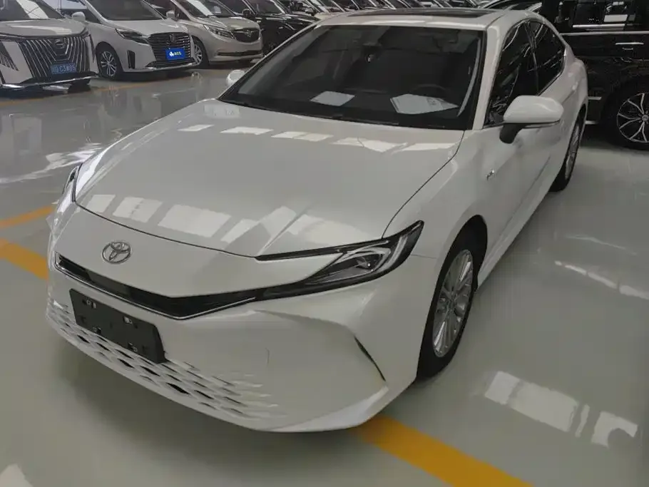 Toyota Camry — фото 1