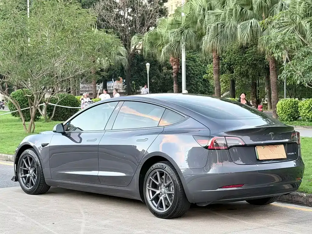 Tesla Model 3 — фото 7