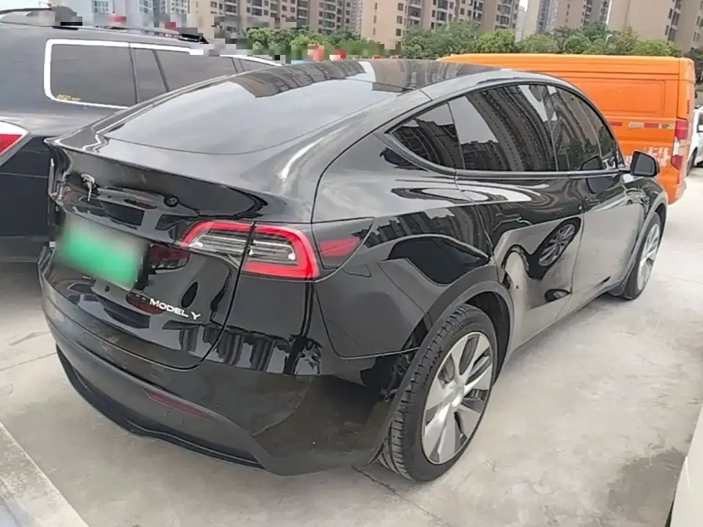 Tesla Model Y — фото 10