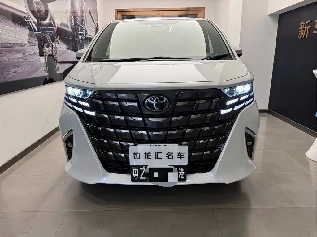 Toyota Alphard — фото 1