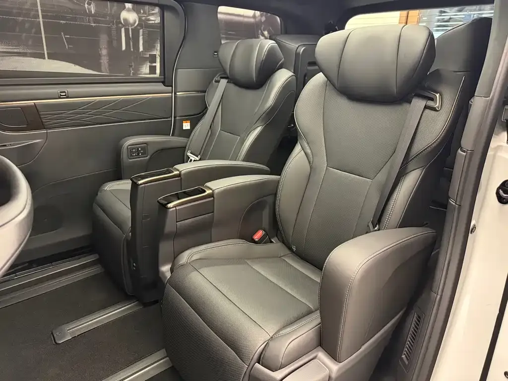 Toyota Alphard — фото 10