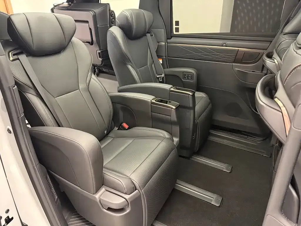 Toyota Alphard — фото 2