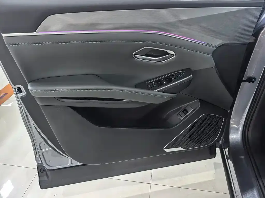 BYD L DM-i — фото 3