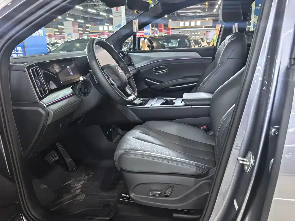 BYD L DM-i — фото 4