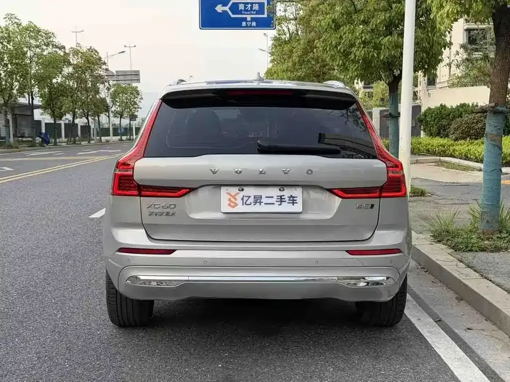 Volvo XC60 — фото 10