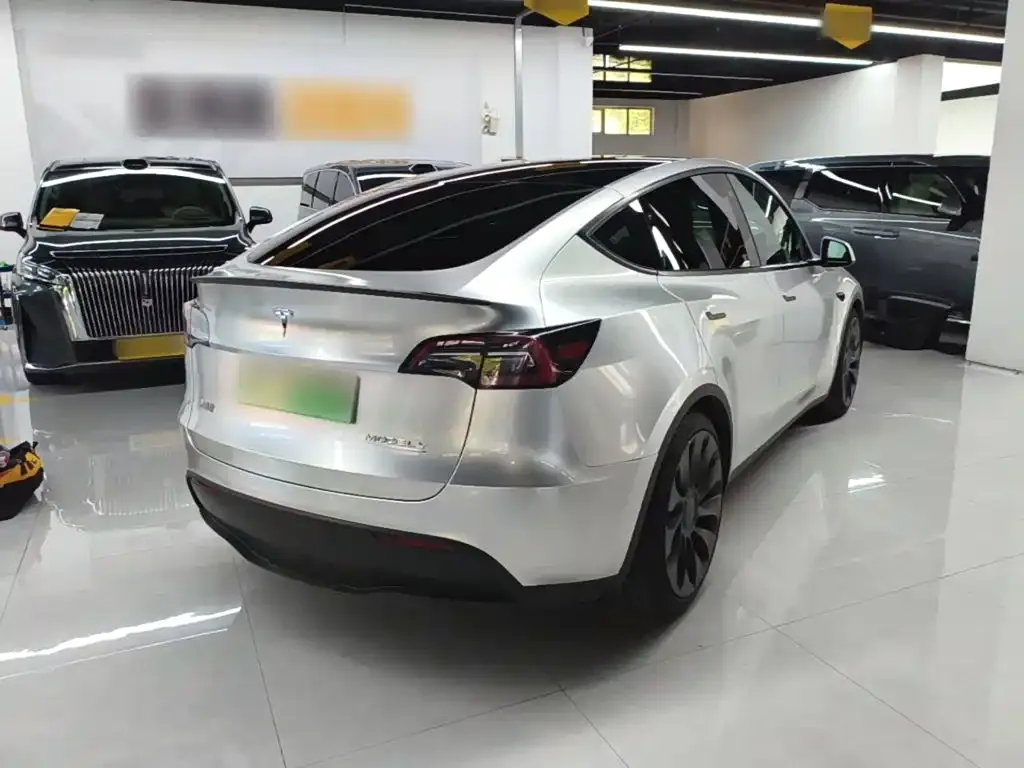 Tesla Model Y — фото 10