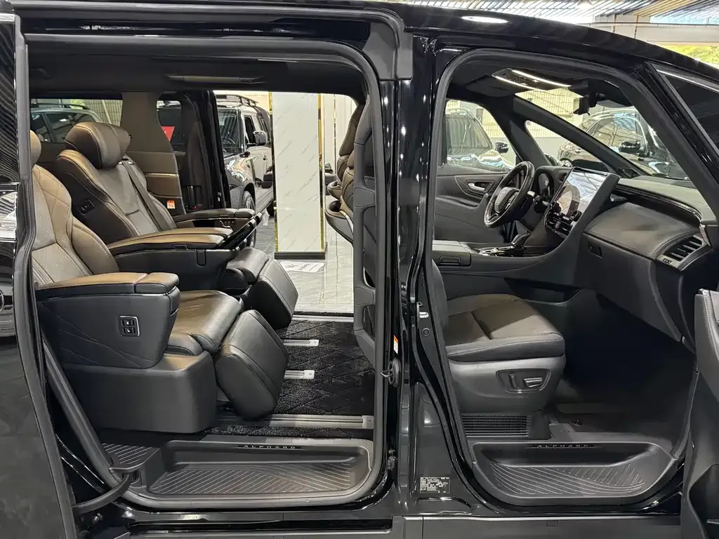 Toyota Alphard — фото 2