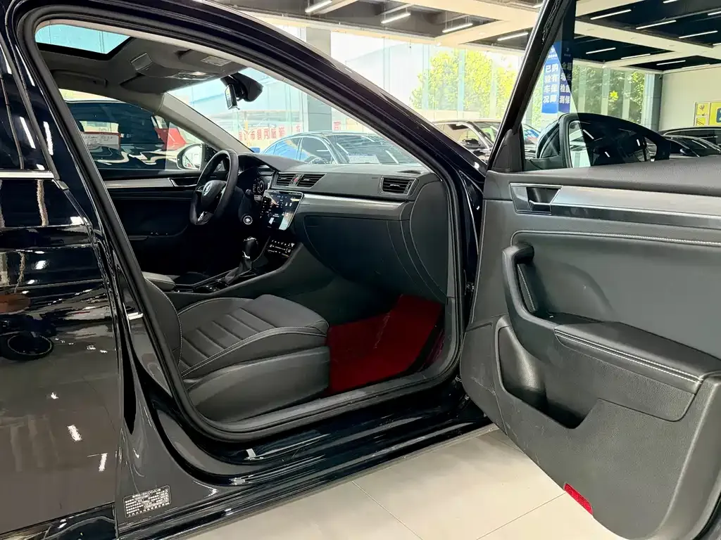 Skoda Superb — фото 10