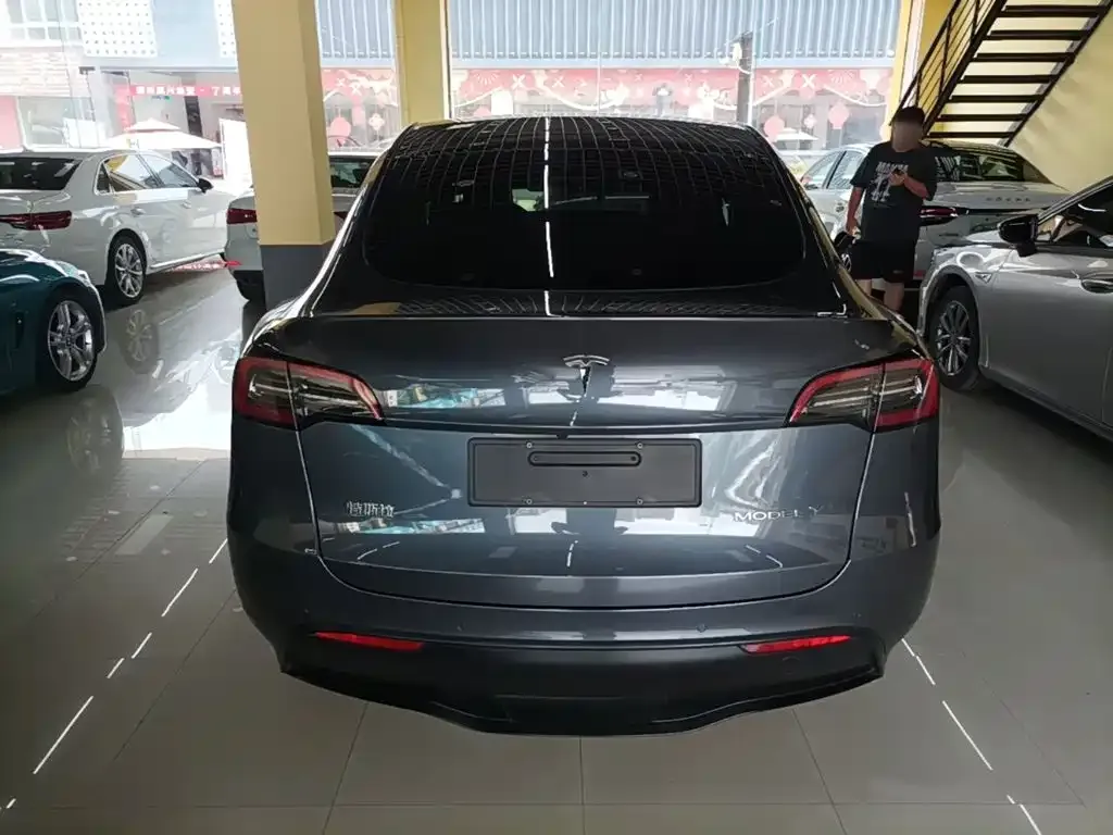Tesla Model Y — фото 10