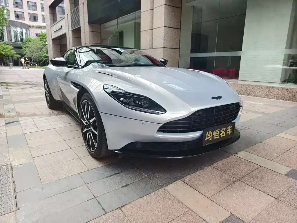 Aston Martin DB11 — фото 1