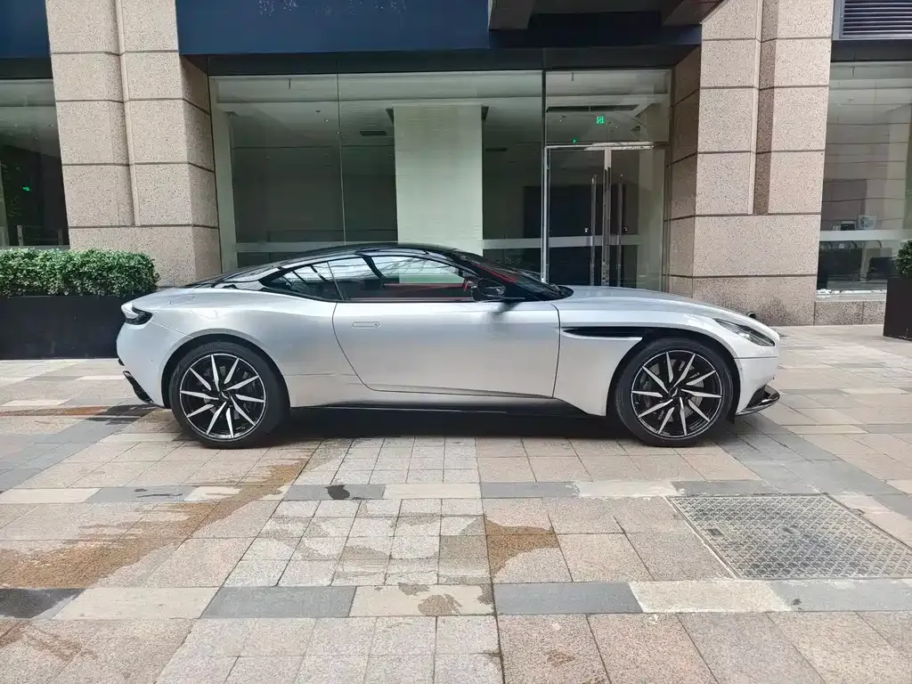 Aston Martin DB11 — фото 9