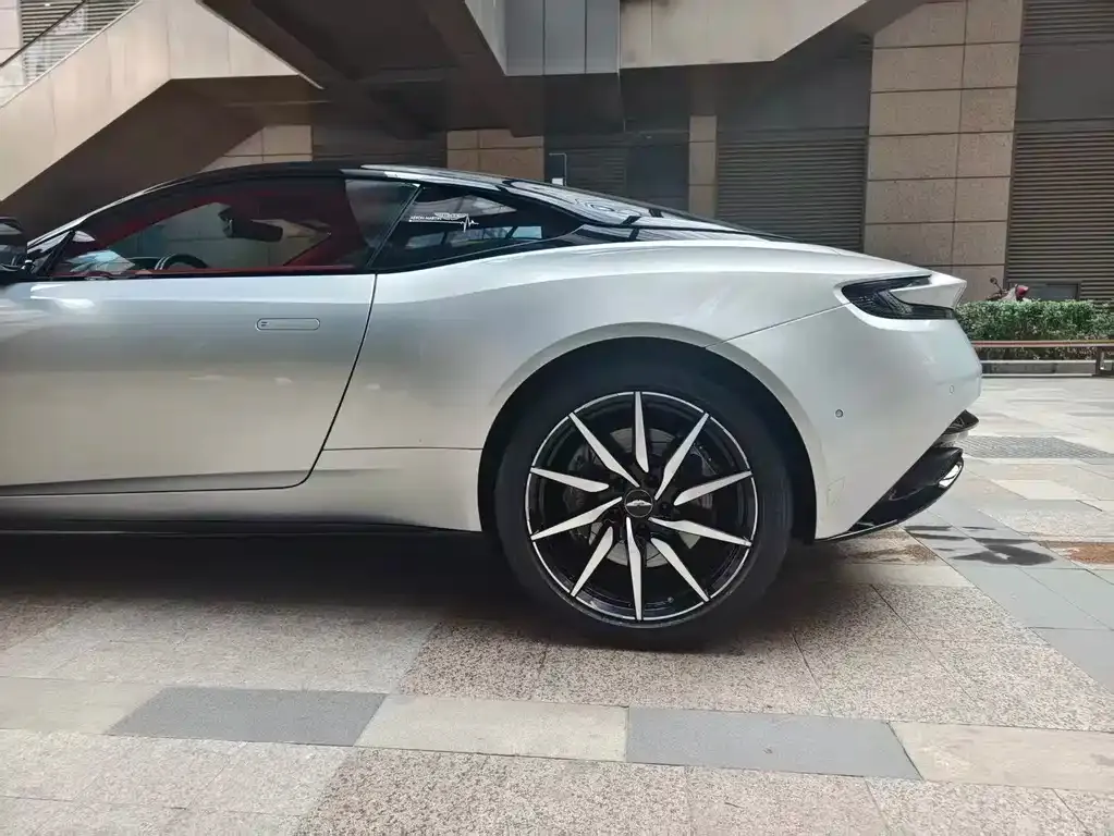 Aston Martin DB11 — фото 2