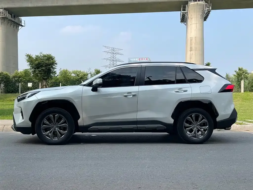 Toyota RAV4 — фото 2