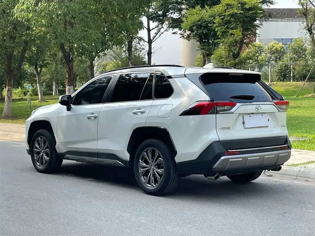 Toyota RAV4 — фото 8