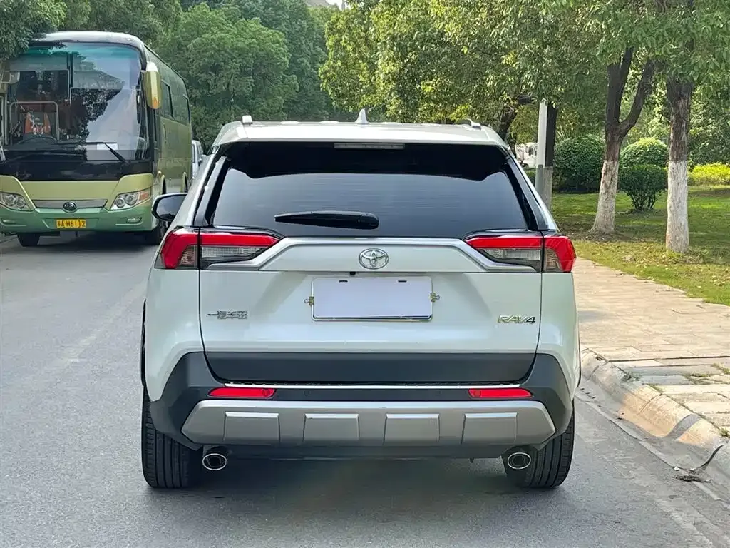 Toyota RAV4 — фото 6