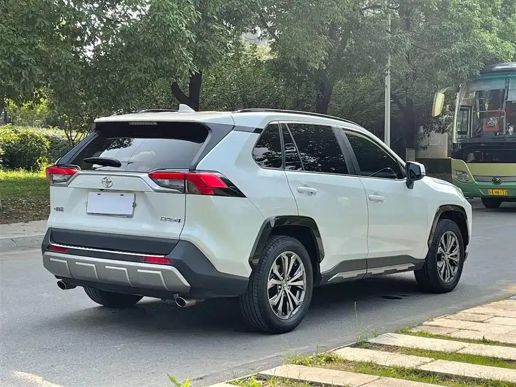 Toyota RAV4 — фото 4