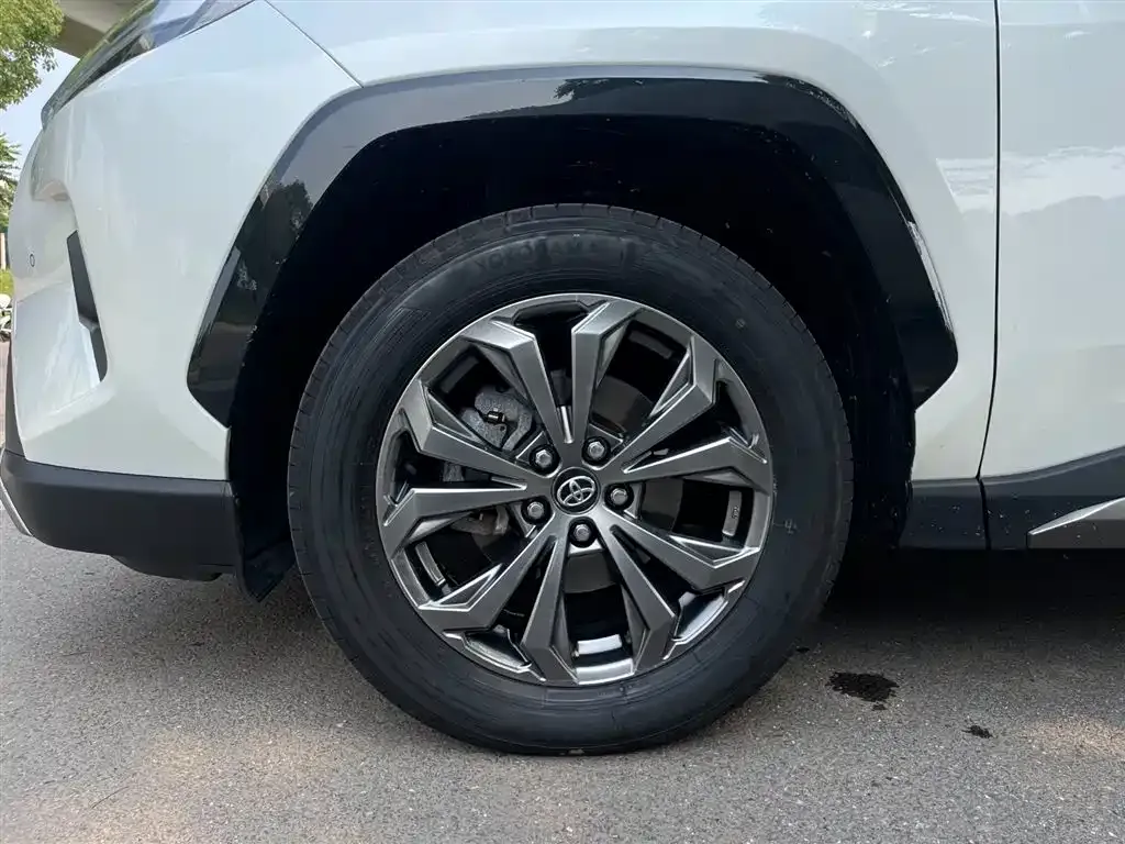 Toyota RAV4 — фото 5