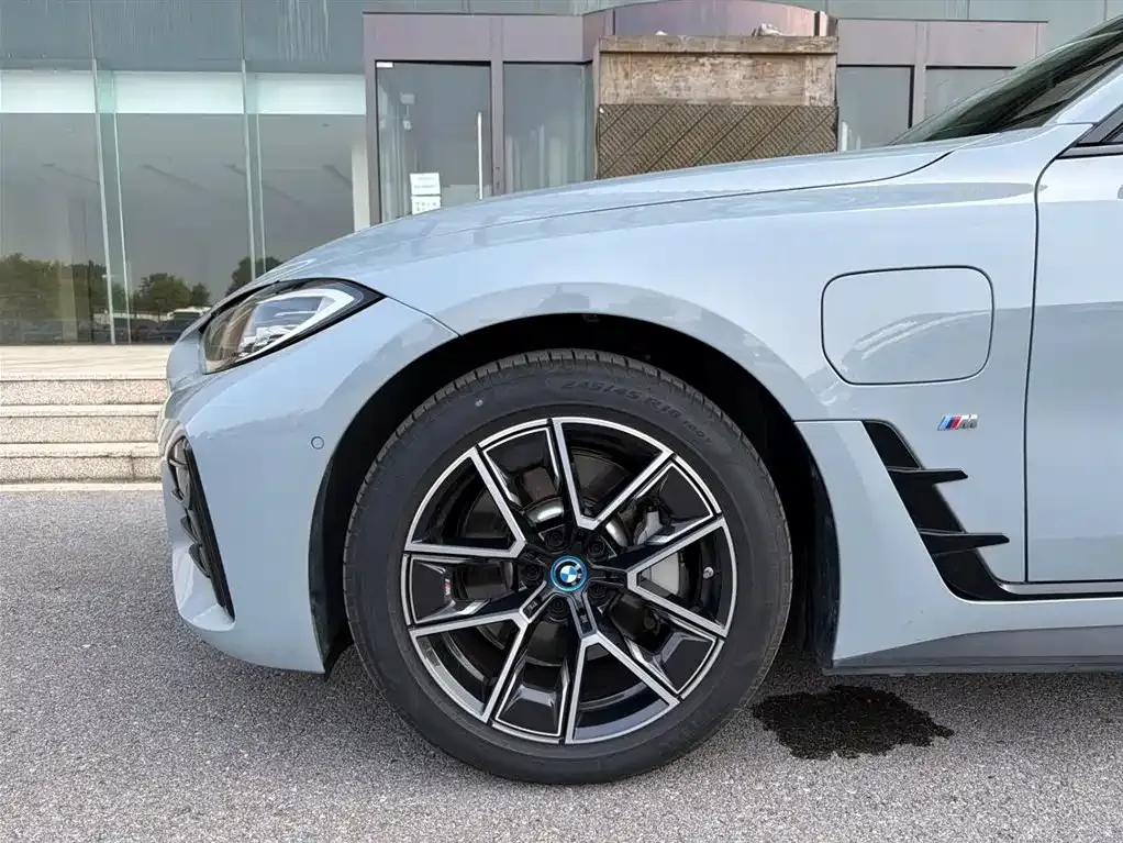 BMW i4 — фото 7