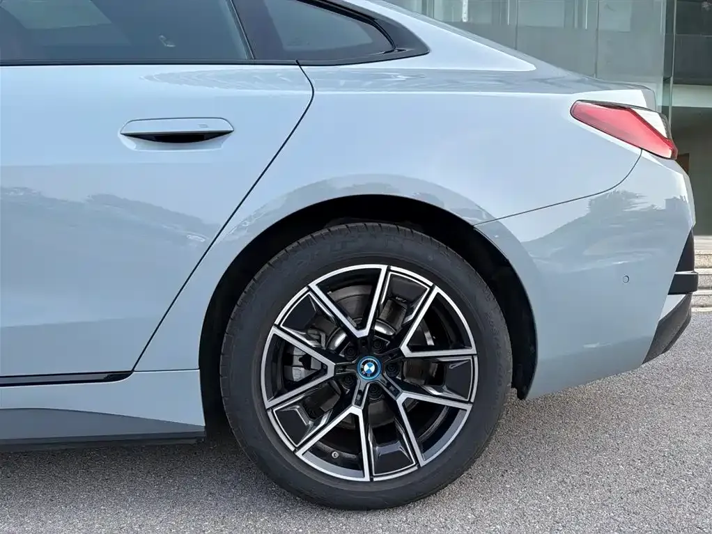 BMW i4 — фото 10