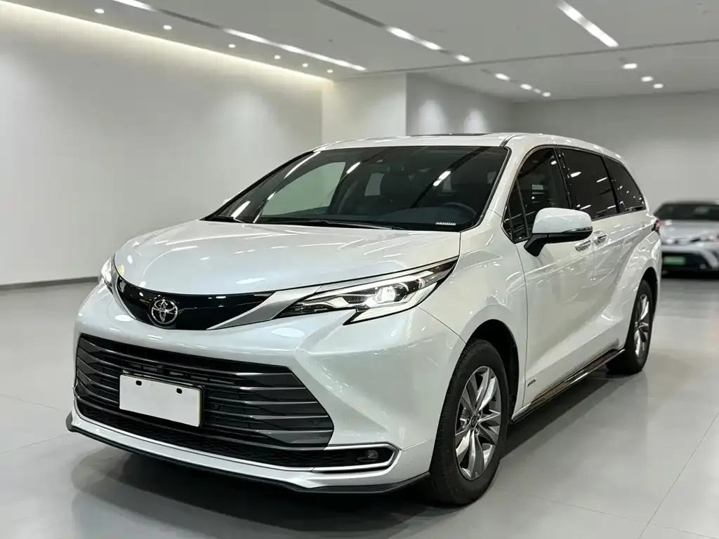 Toyota Sienna — фото 1