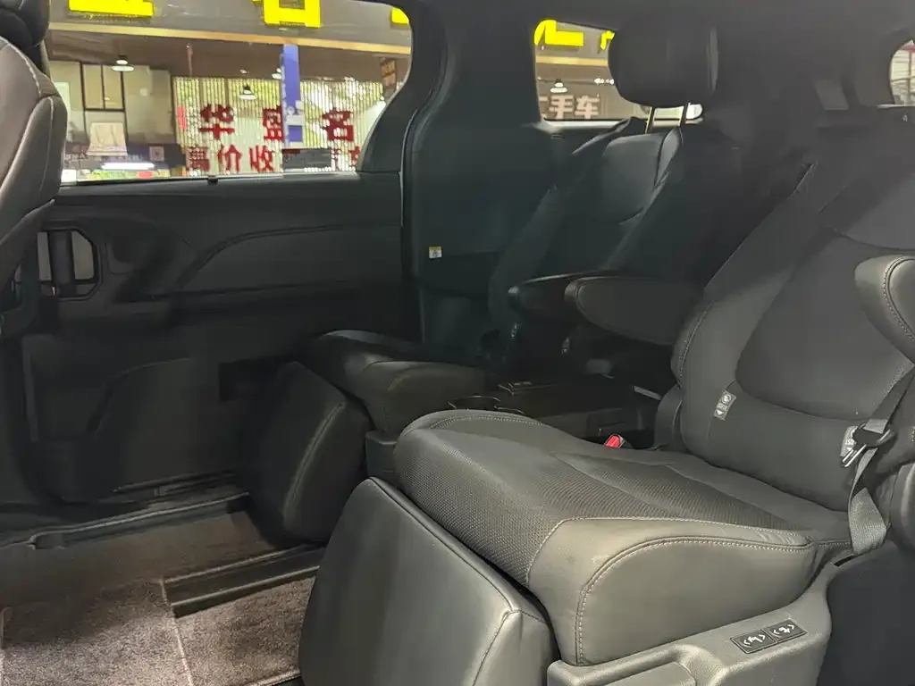 Toyota Sienna — фото 10