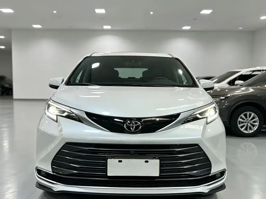 Toyota Sienna — фото 2