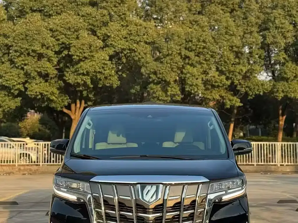 Toyota Alphard — фото 1