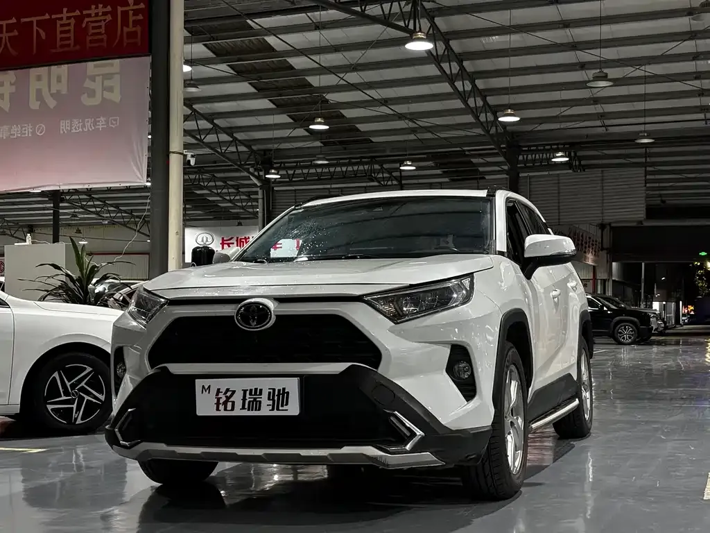 Toyota RAV4 — фото 1