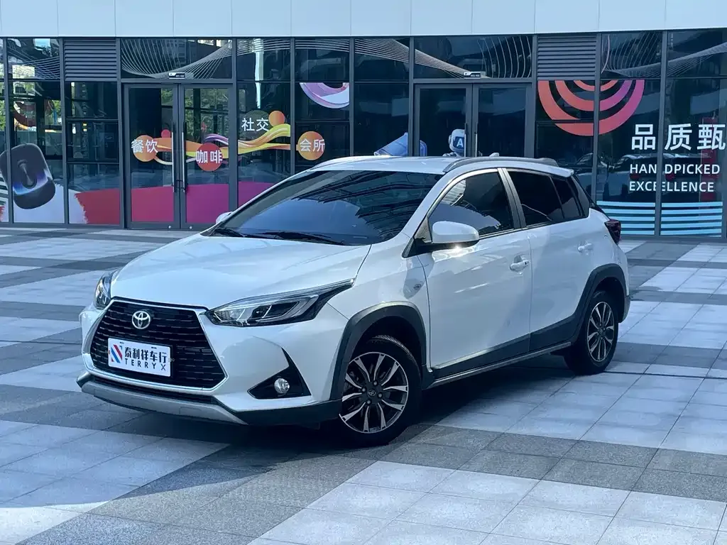 Toyota Yaris L — фото 1