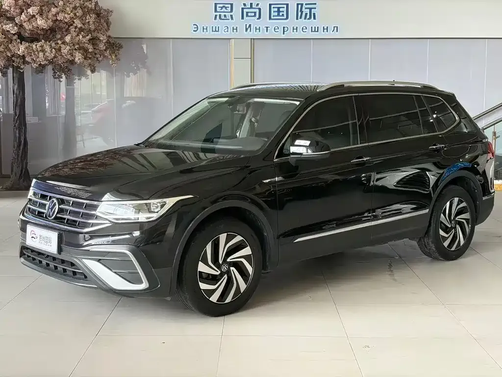 Volkswagen Tiguan L — фото 1