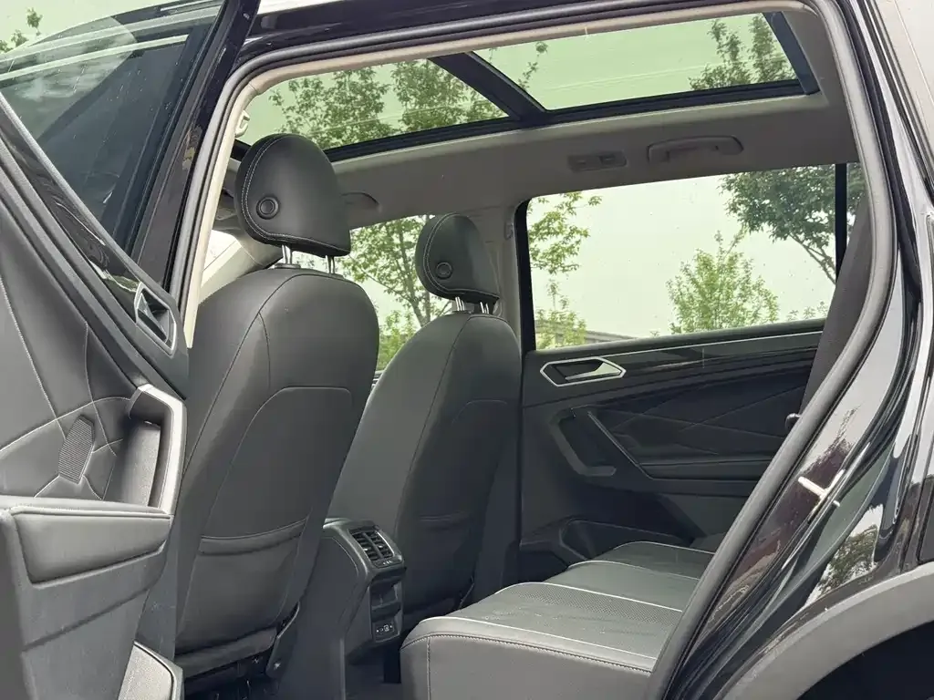Volkswagen Tiguan L — фото 10