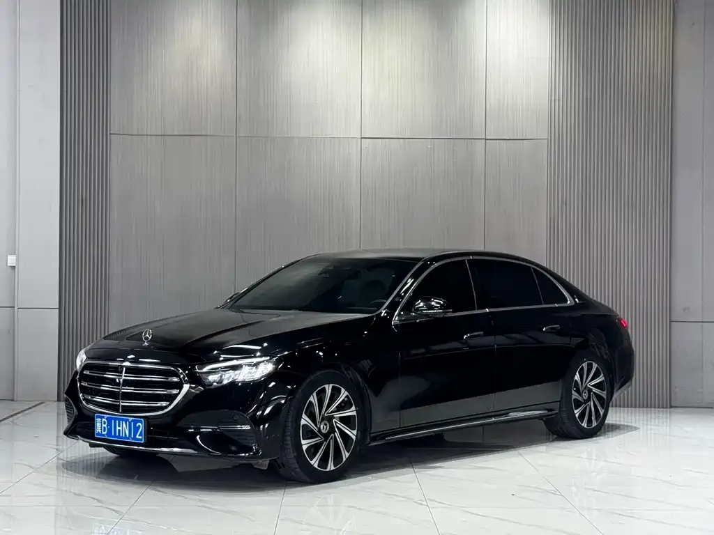 Mercedes-Benz E-Class — фото 1