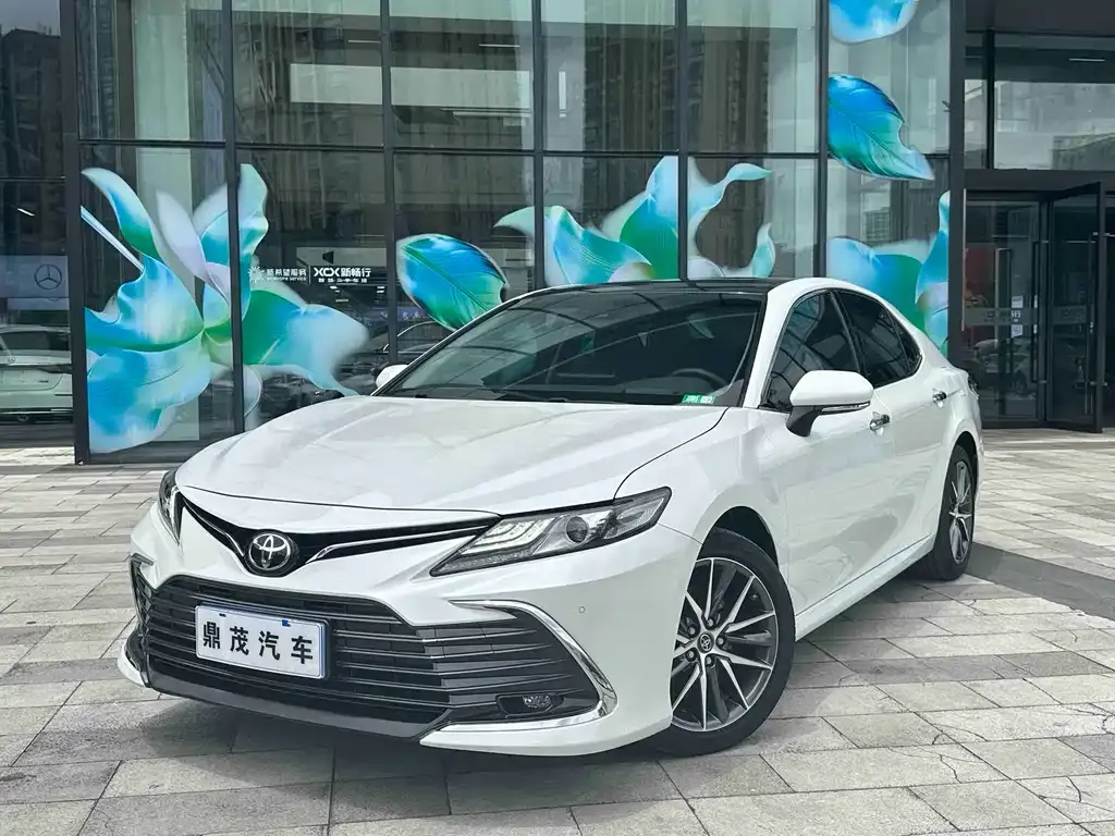 Toyota Camry — фото 1