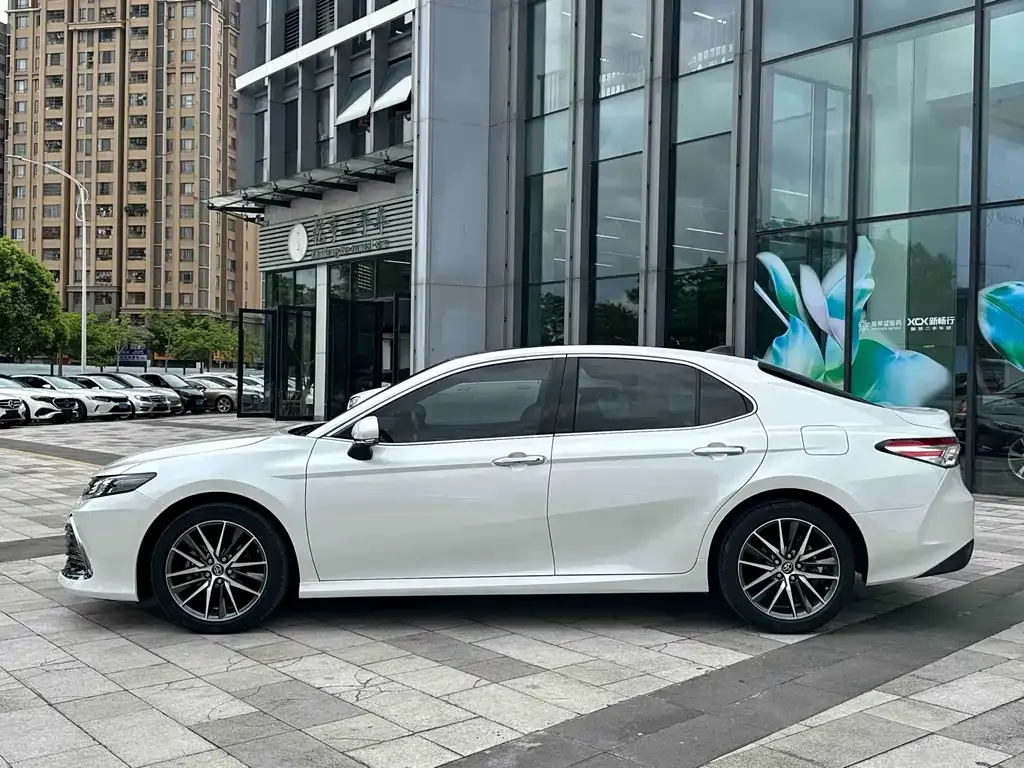 Toyota Camry — фото 5