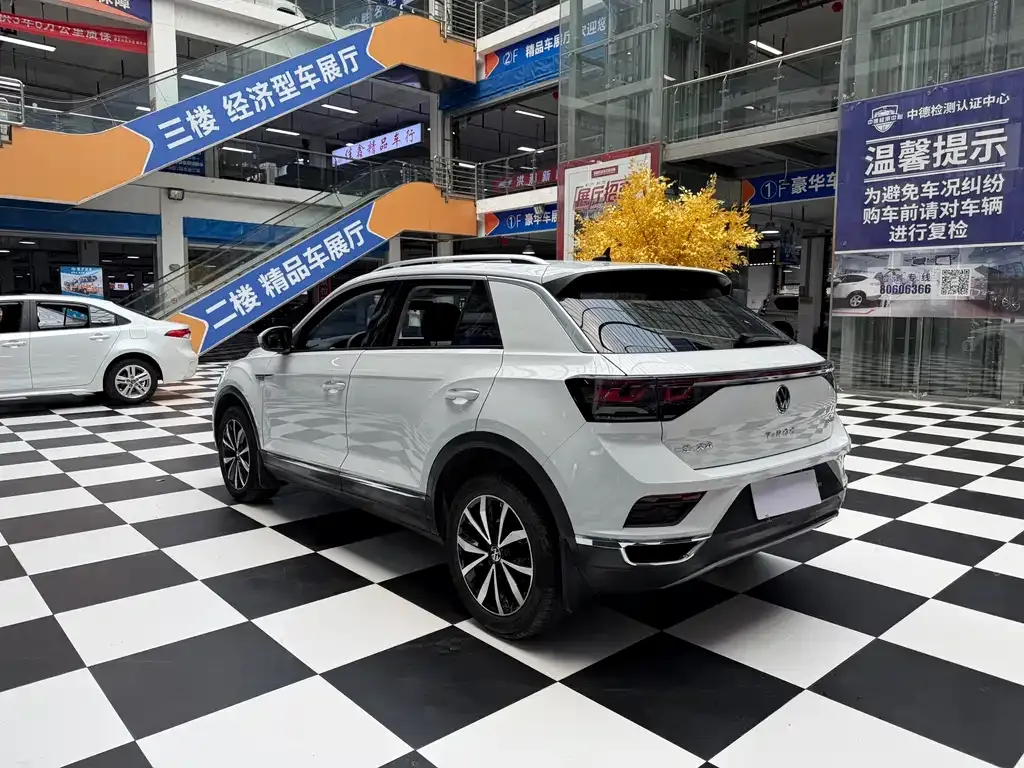 Volkswagen T-Roc — фото 9