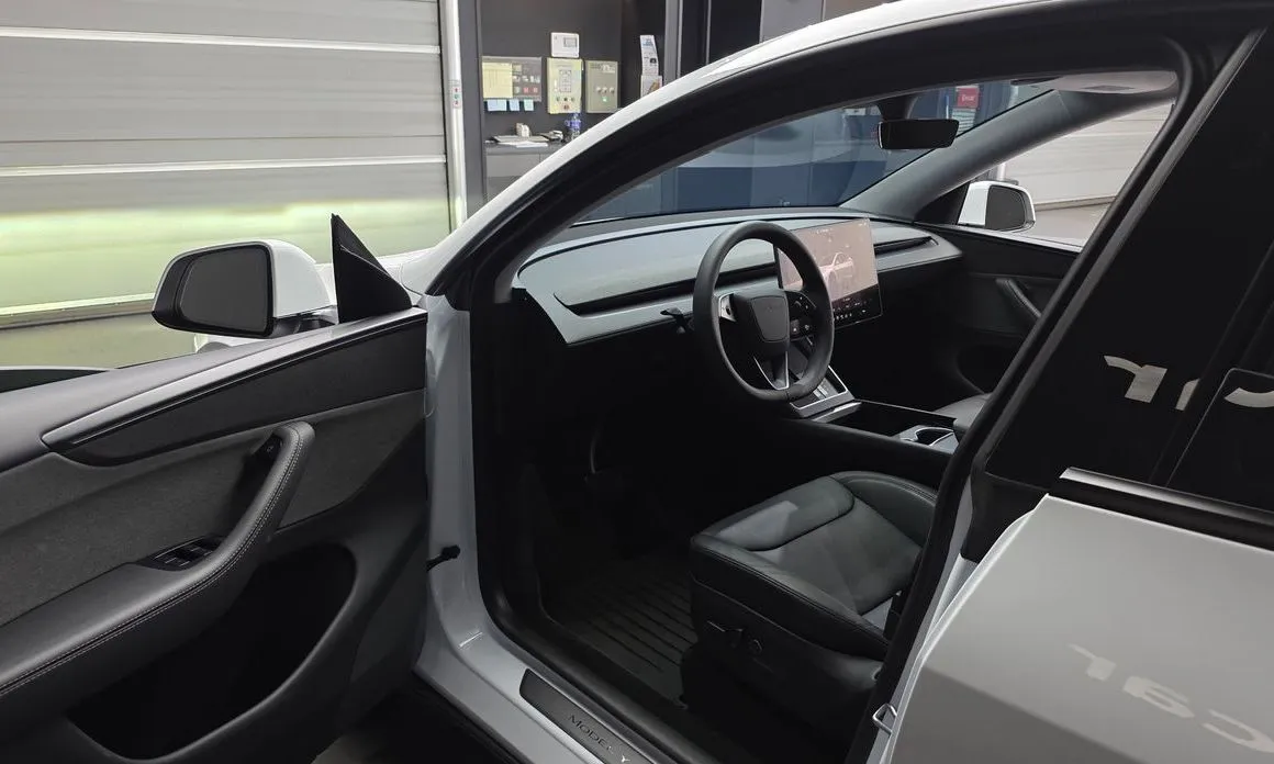Tesla Model Y — фото 8