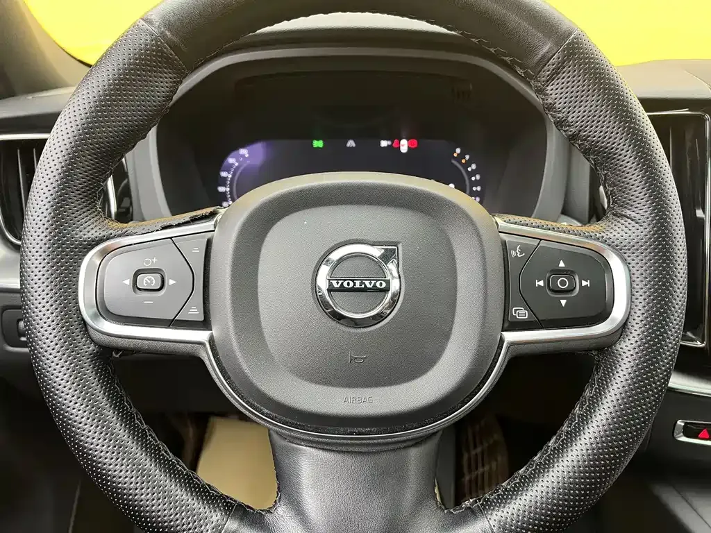 Volvo XC60 — фото 10