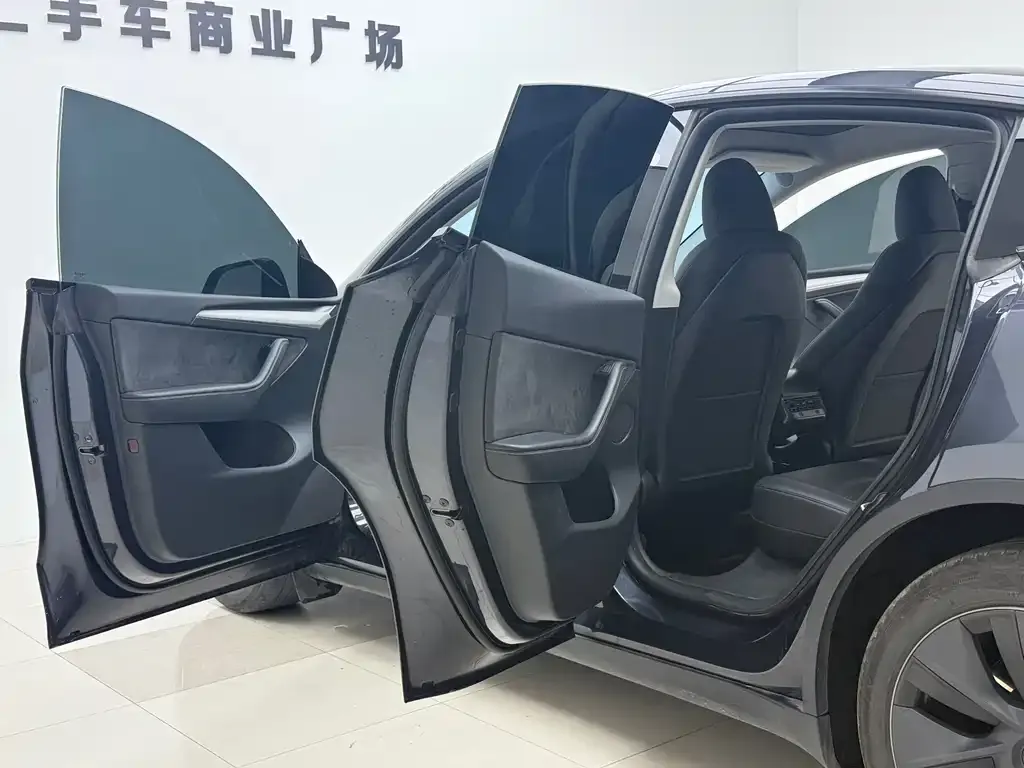 Tesla Model Y — фото 8