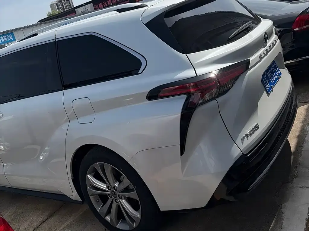 Toyota Sienna — фото 5