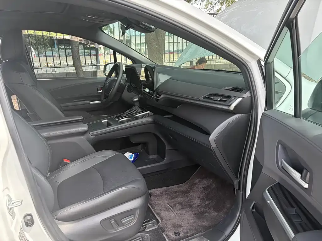 Toyota Sienna — фото 2