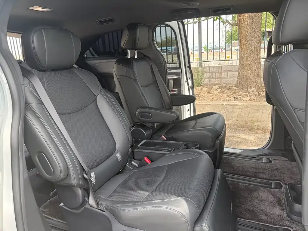 Toyota Sienna — фото 10
