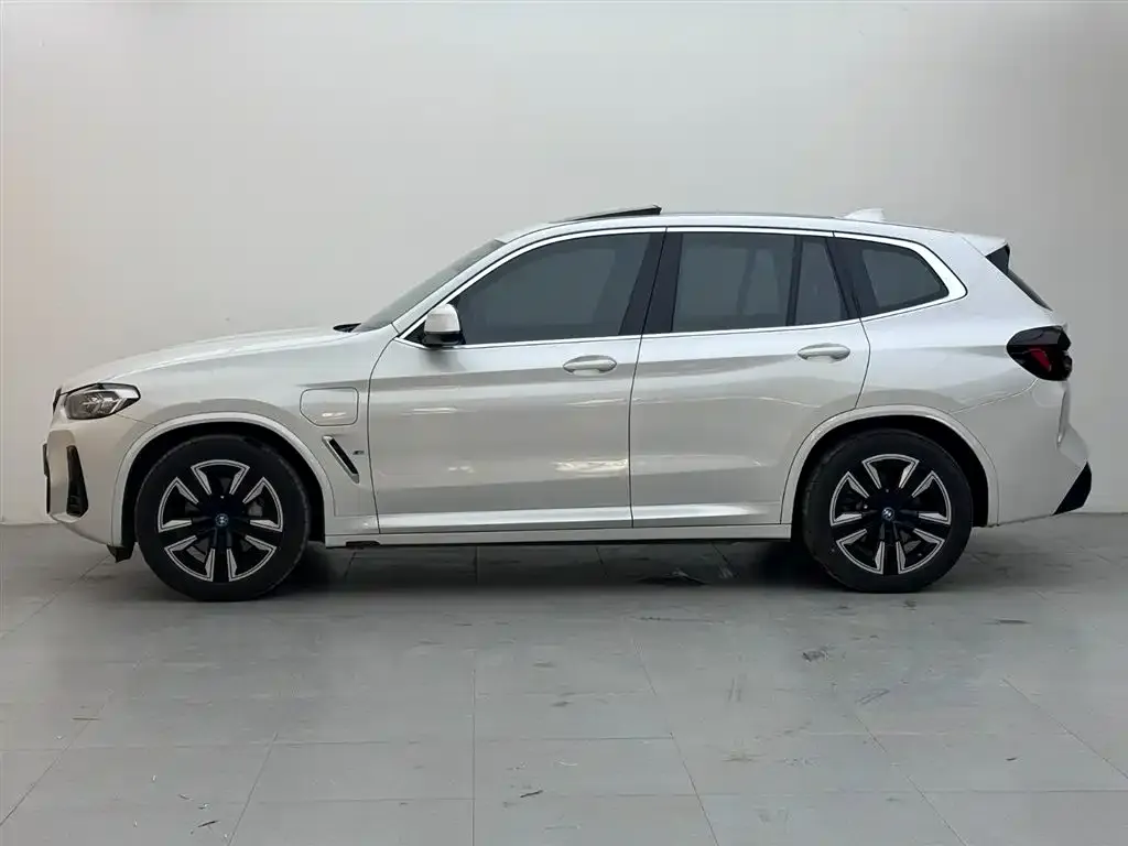 BMW iX3 — фото 3