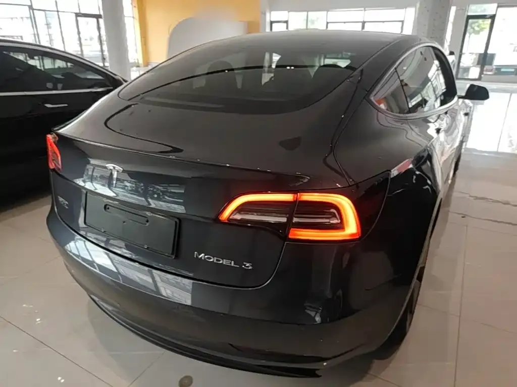Tesla Model 3 — фото 9