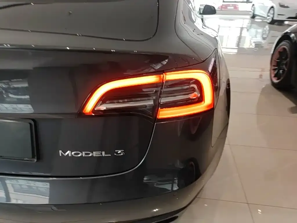 Tesla Model 3 — фото 10