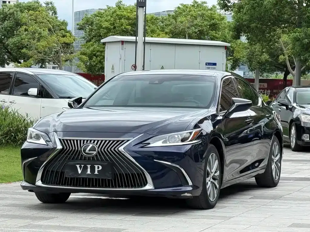 Lexus ES — фото 1