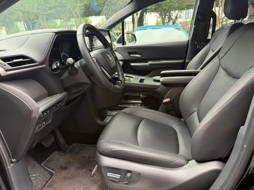 Toyota Sienna — фото 5