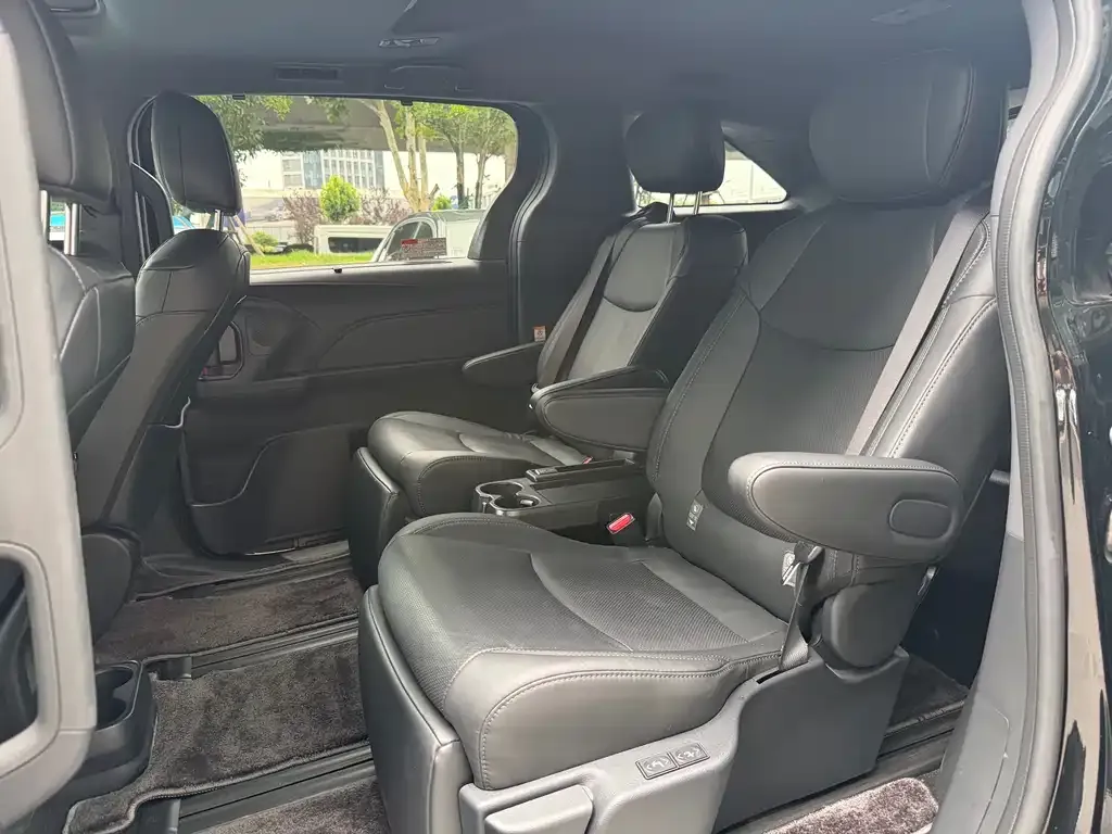 Toyota Sienna — фото 2