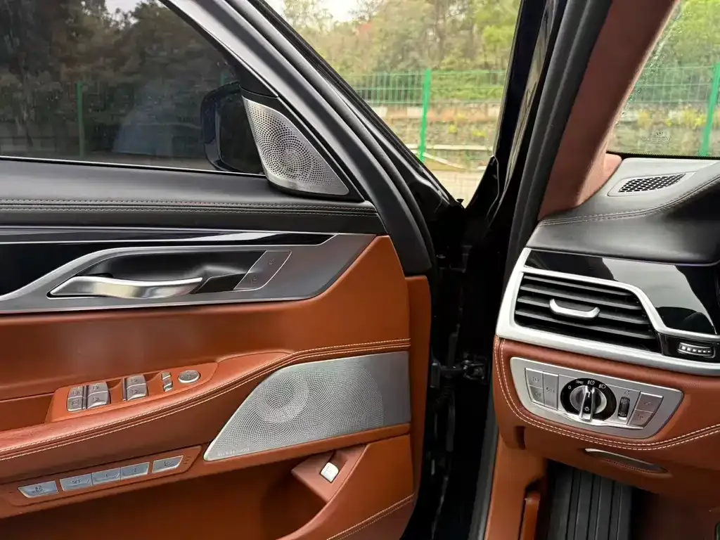 BMW 7 Series — фото 10