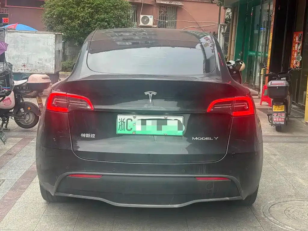 Tesla Model Y — фото 6